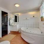 Apartment Vinny - 1-2Km From The Sea By Interhome Apartman